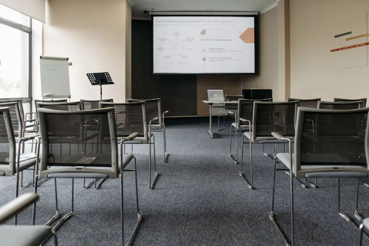 Groupe en formation dans une salle d'entreprise