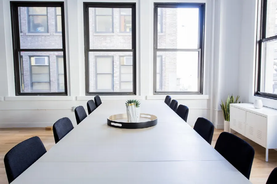 Réunion d'équipe projet dans un bureau moderne